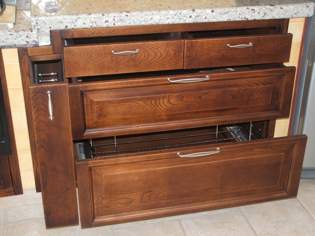 Cucina in castagno con invecchiamento in finto tarlo.
