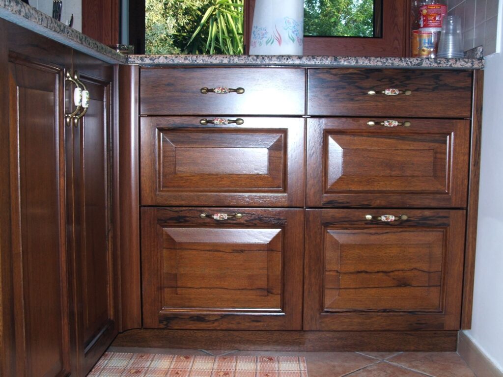 Cucina classica in noce.
