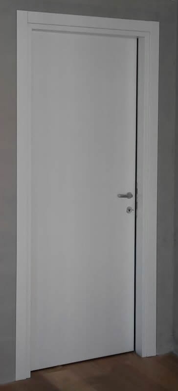 Porta a battente in stile moderno. Colori a scelta.